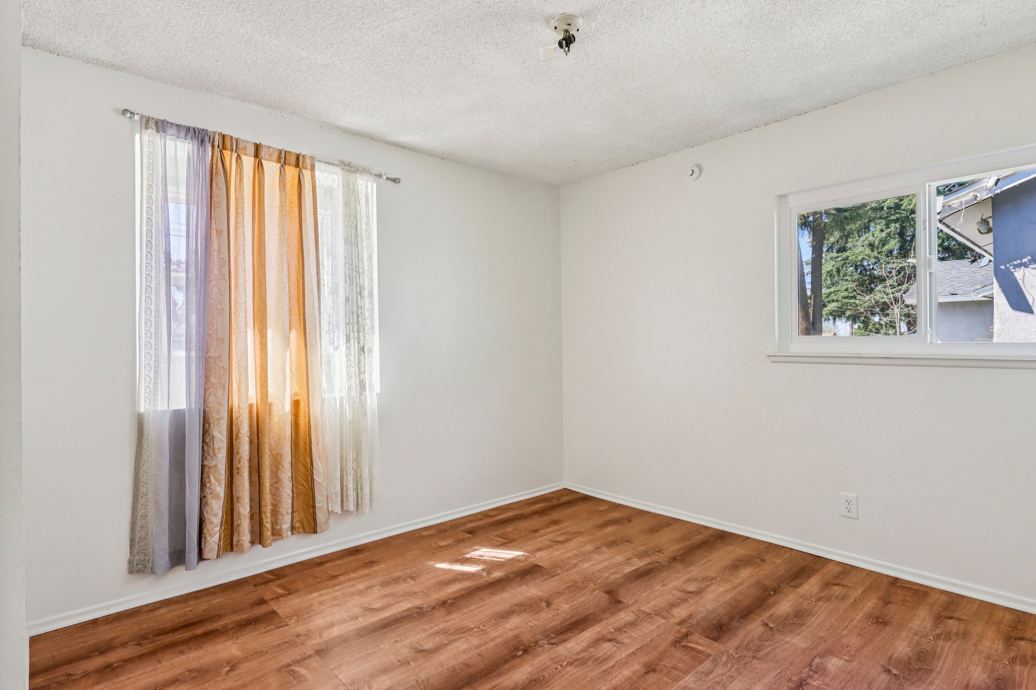 W 12th St-S2703-019.jpg