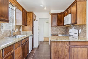 W 12th St-S2703-015.jpg