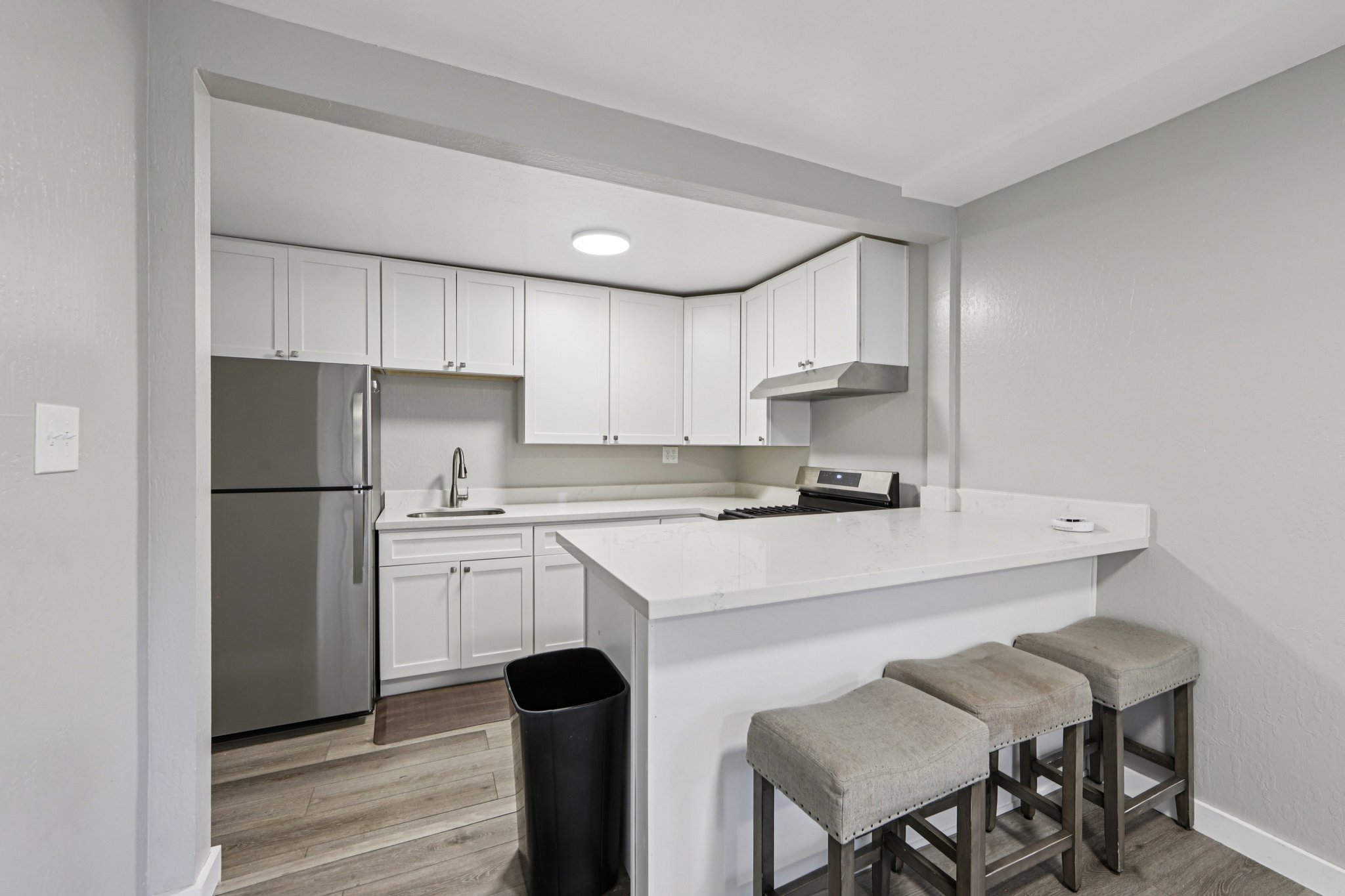 E 10th St-S1903-020.jpg