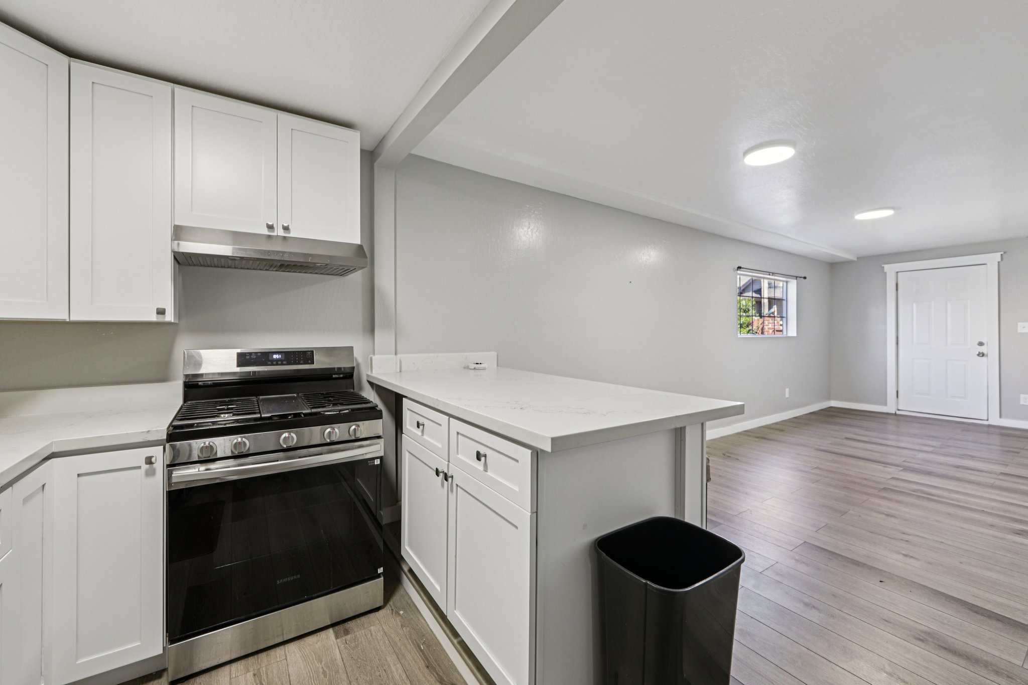 E 10th St-S1903-021.jpg