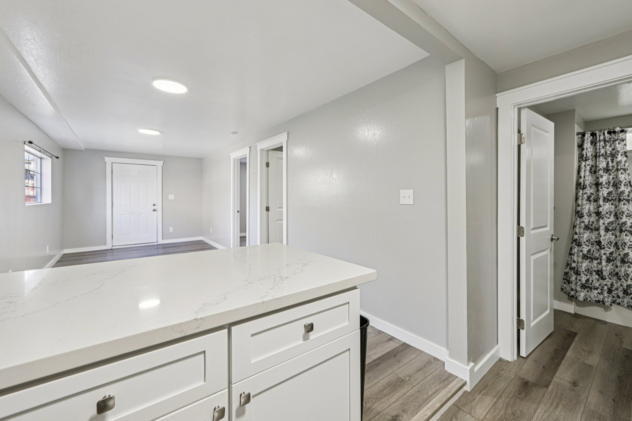 E 10th St-S1903-023.jpg