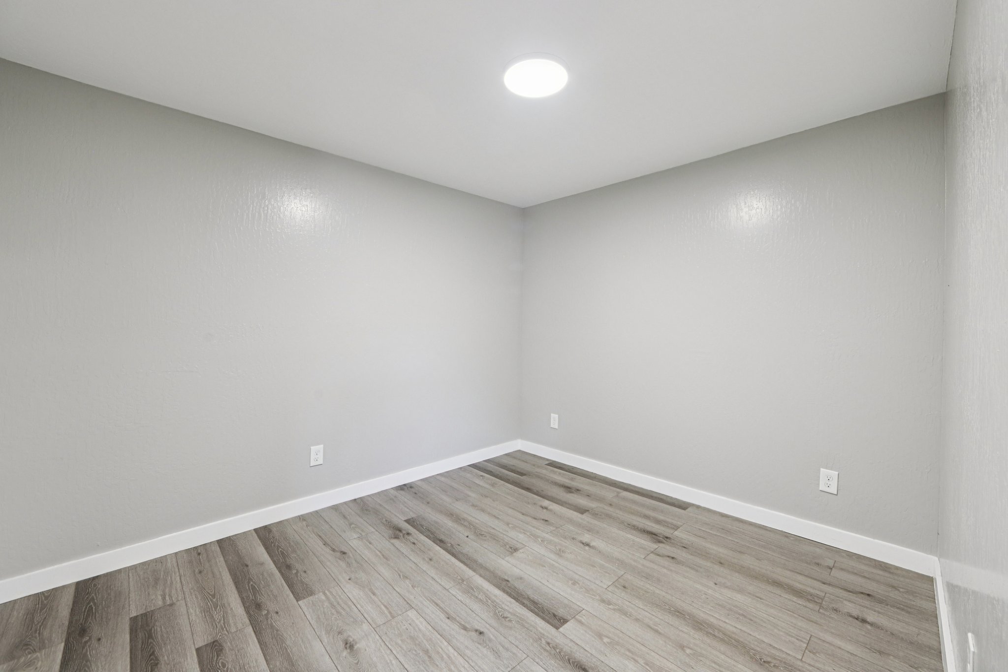 E 10th St-S1903-025.jpg