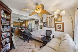 E 10th St-S1903-004.jpg