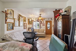 E 10th St-S1903-006.jpg