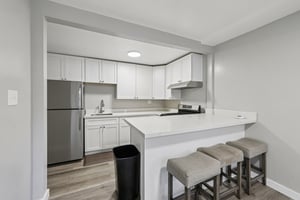 E 10th St-S1903-020.jpg