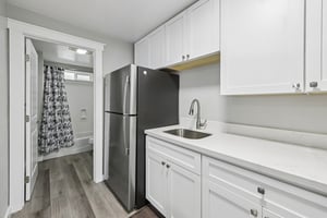 E 10th St-S1903-022.jpg