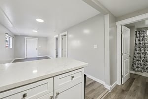 E 10th St-S1903-023.jpg