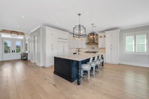Breakfast Bar - Kitchen - Foyer