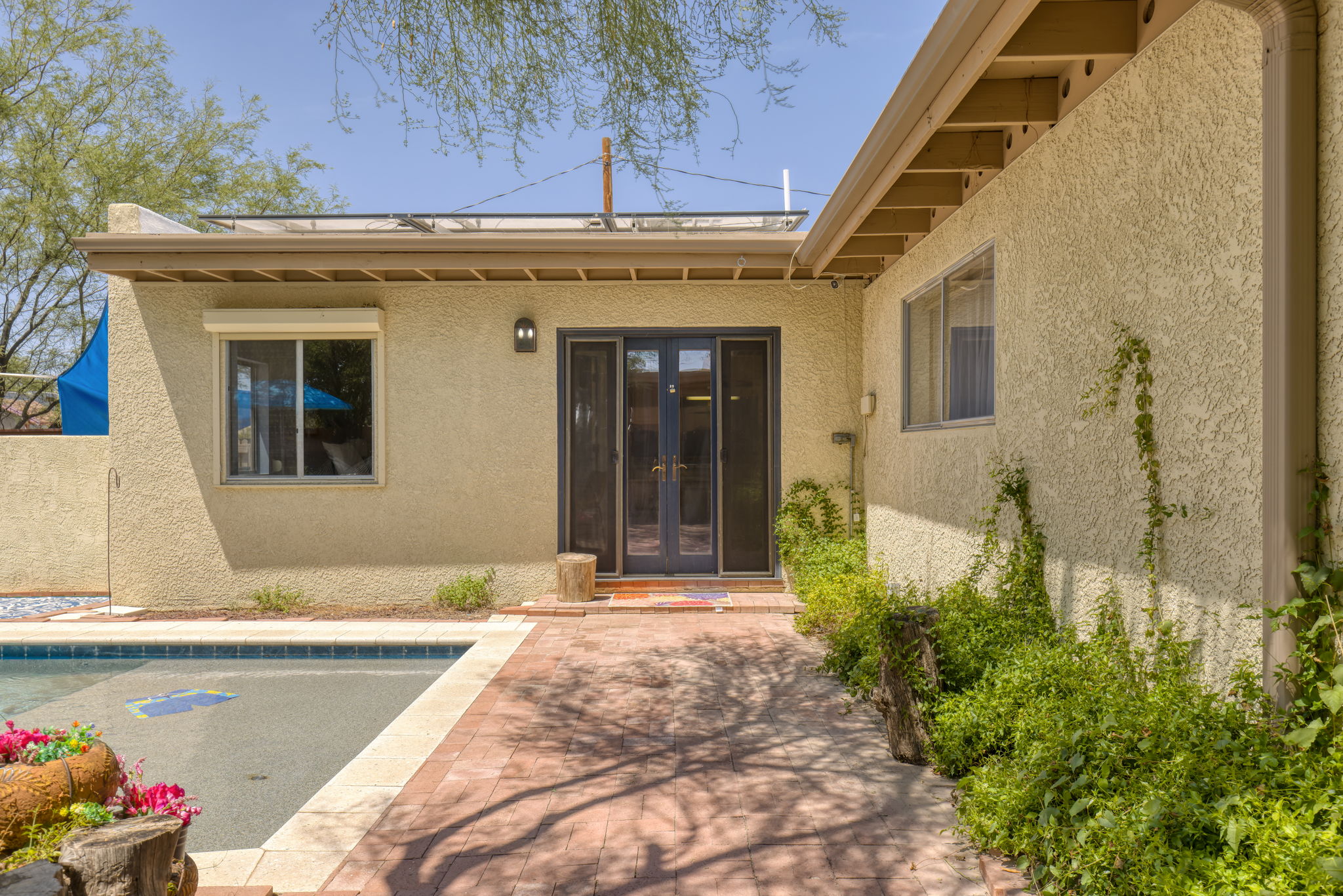 Guest Quarters entrance