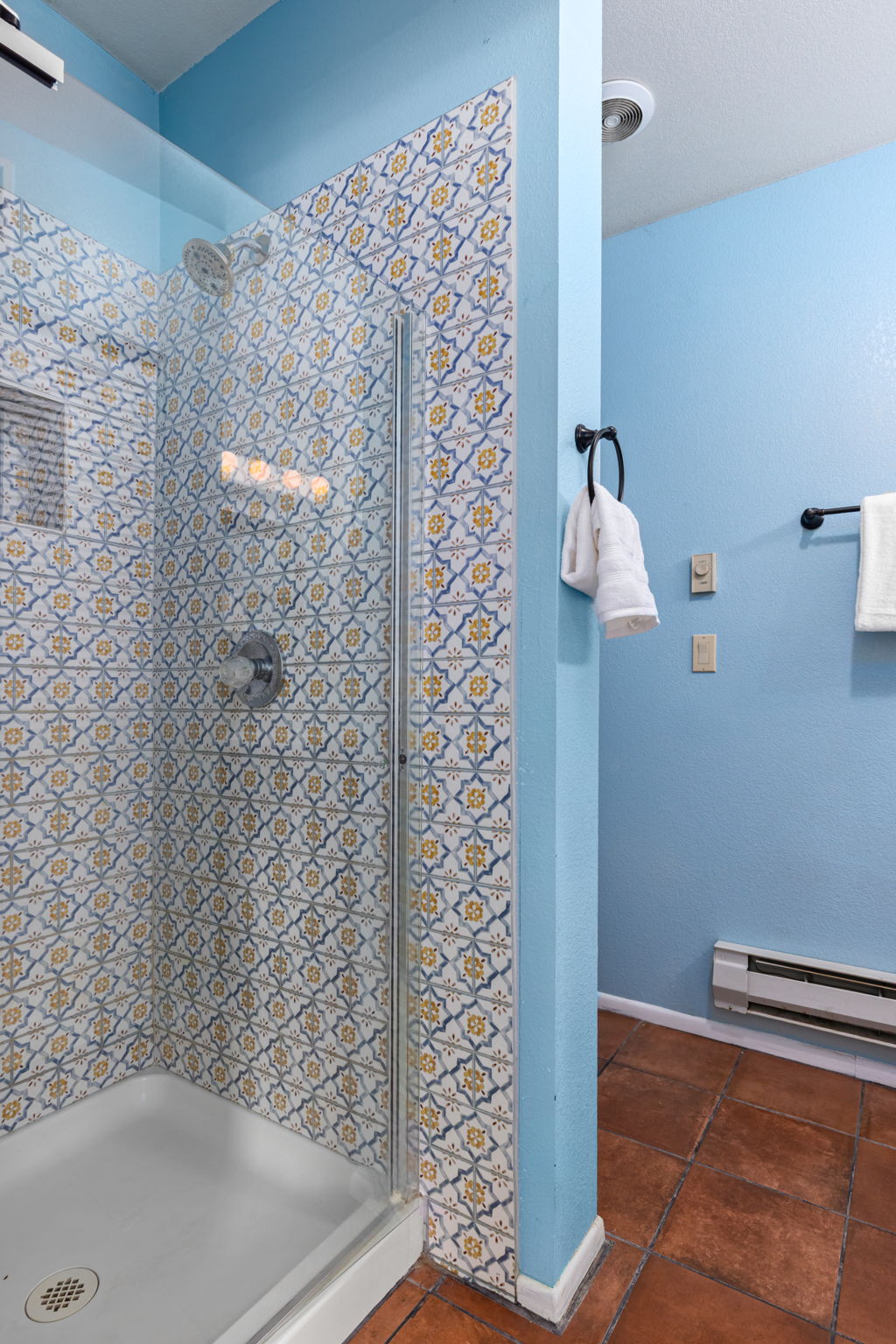 Guest Quarters En-suite Bath with Talavera Tiel shower surround