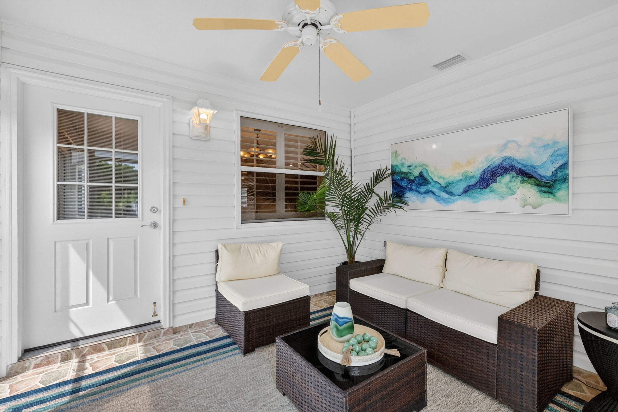 ENCLOSED, UNDER-AIR Lanai