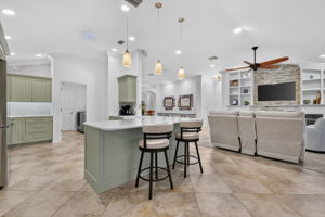 Kitchen Counter-Height Eat-In Breakfast Bar