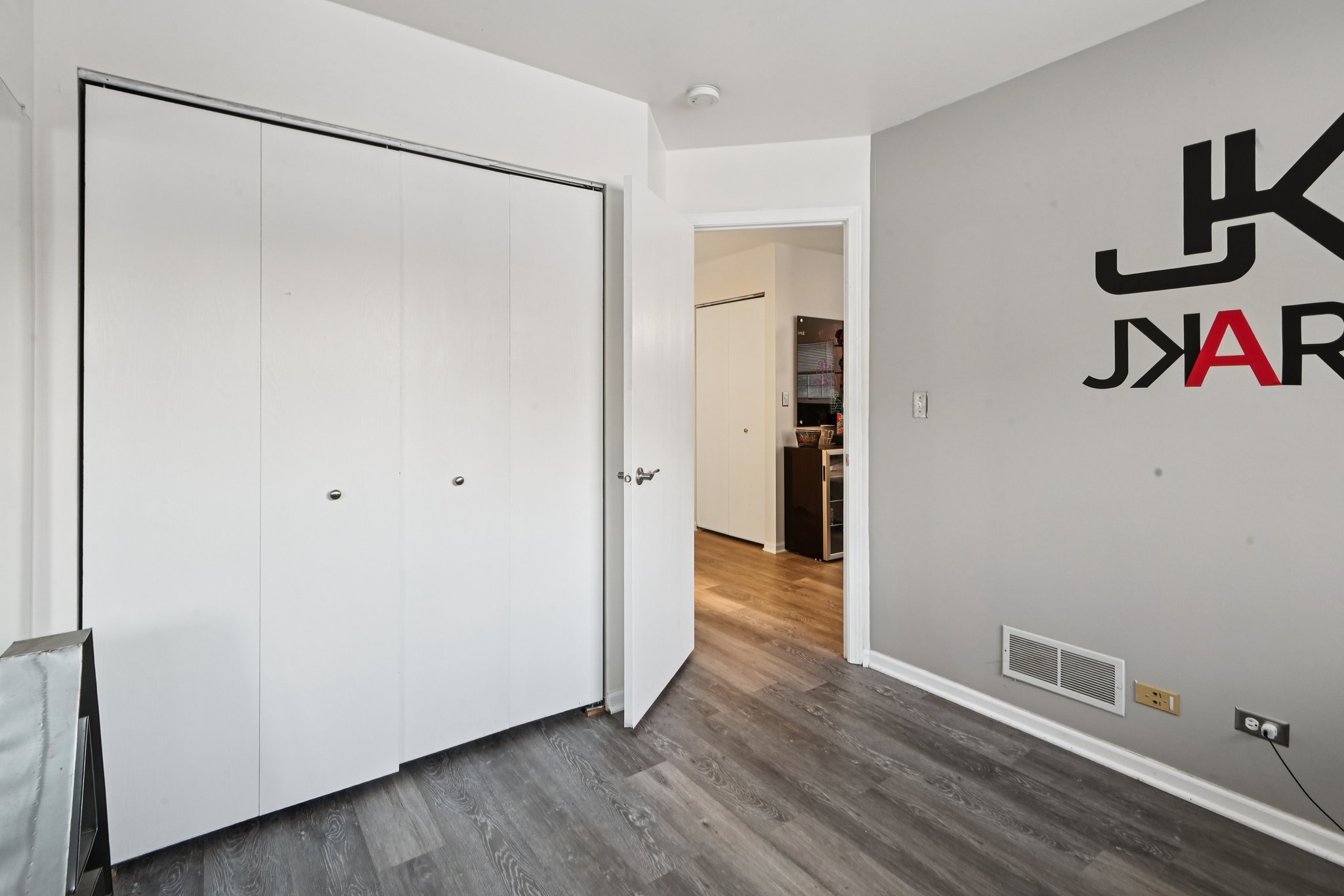 Shelly Ln-S2001-029.jpg