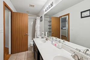 Shelly Ln-S2001-018.jpg