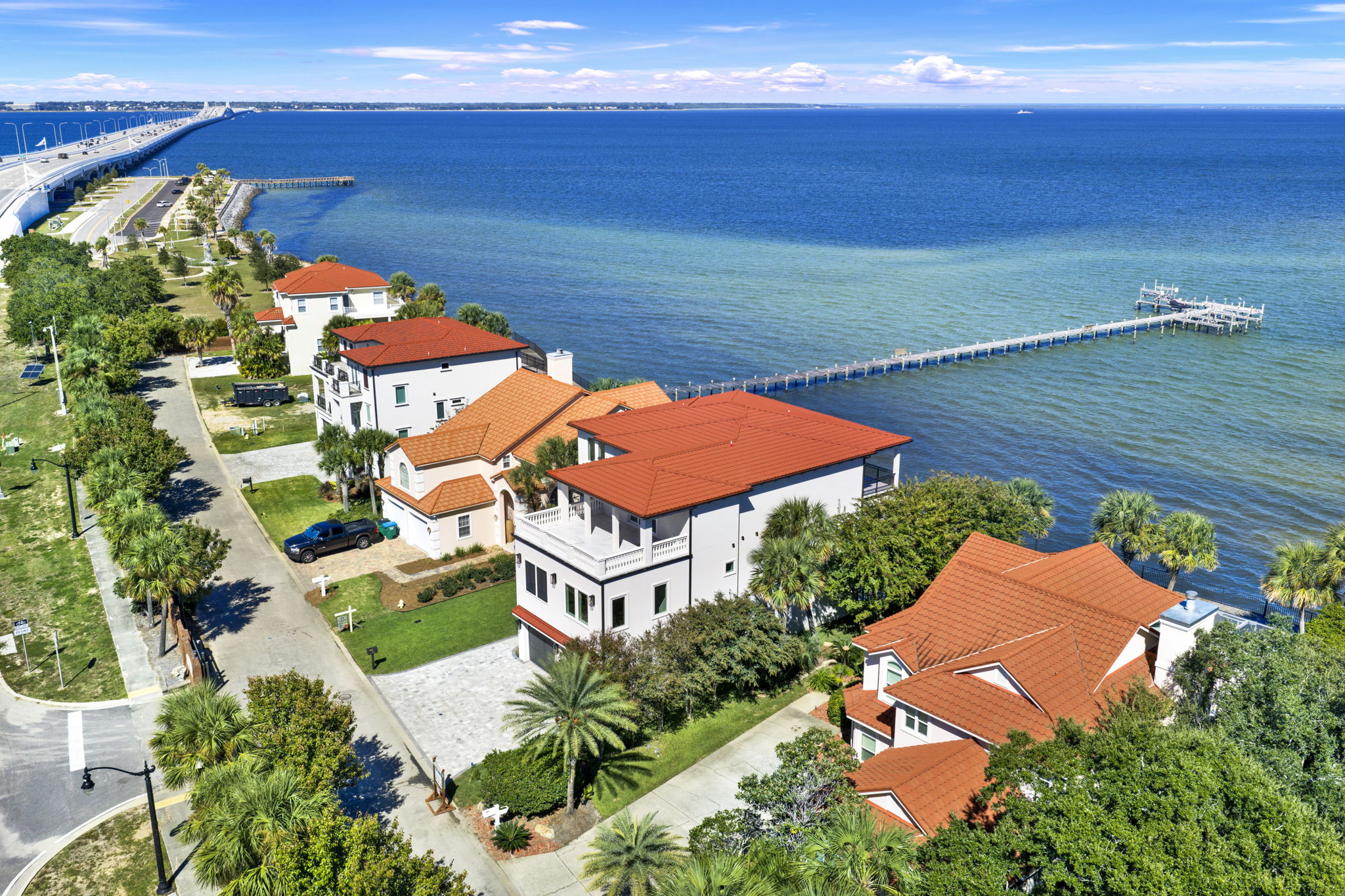 28 Baybridge Dr (Exterior) 6