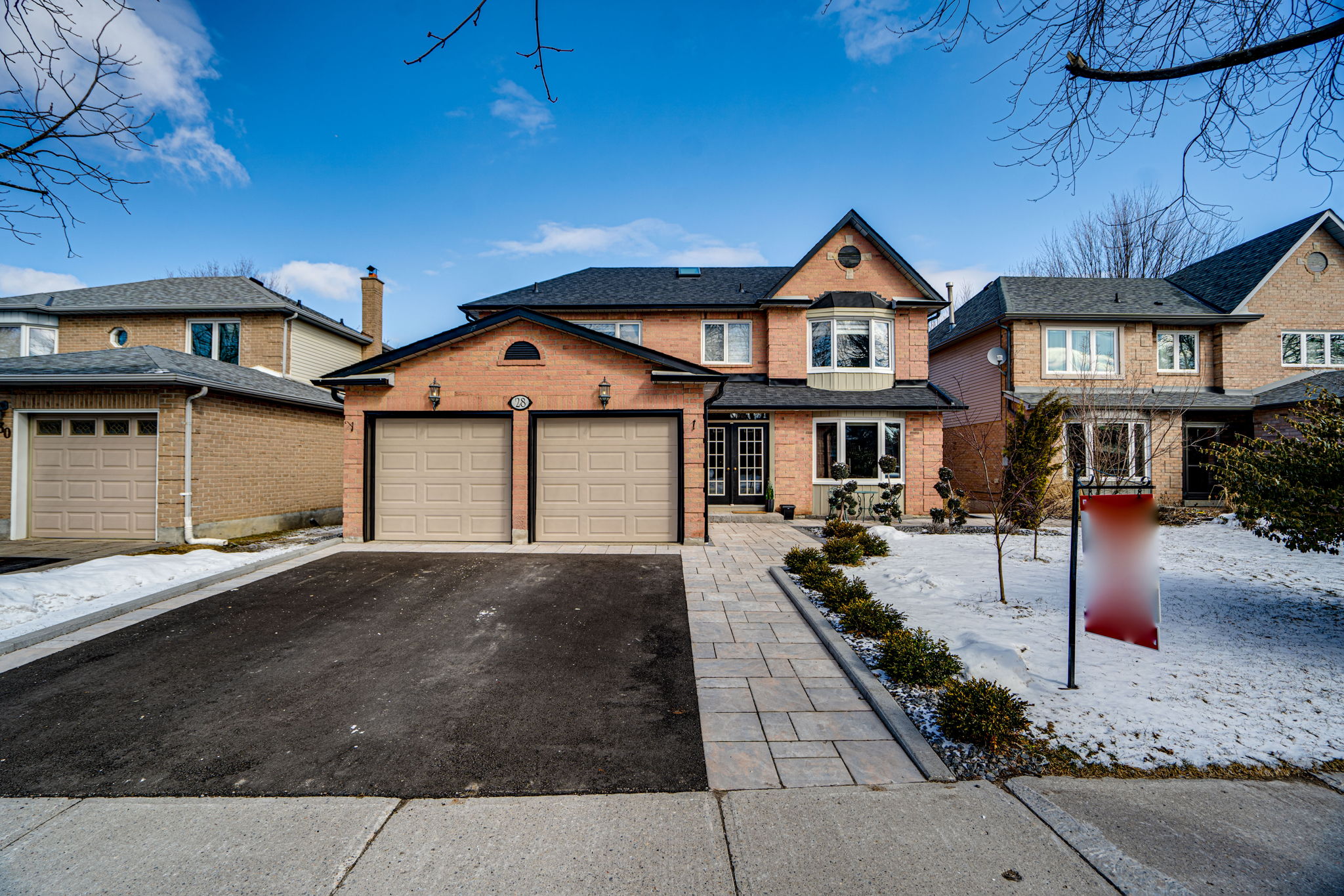 28 Beatty Crescent Aurora, ON L4G 5V2