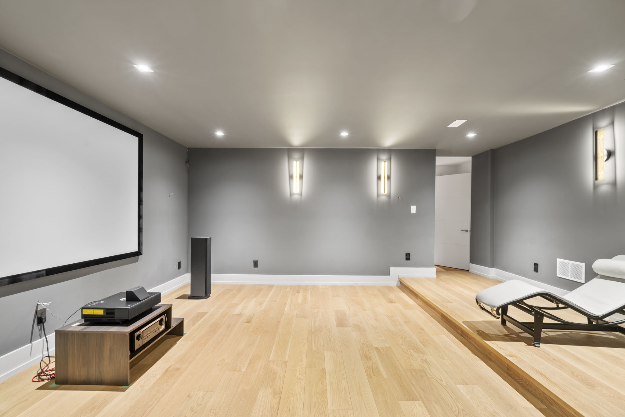28 Brian Cliff Dr Toronto, ON M3B 2G2