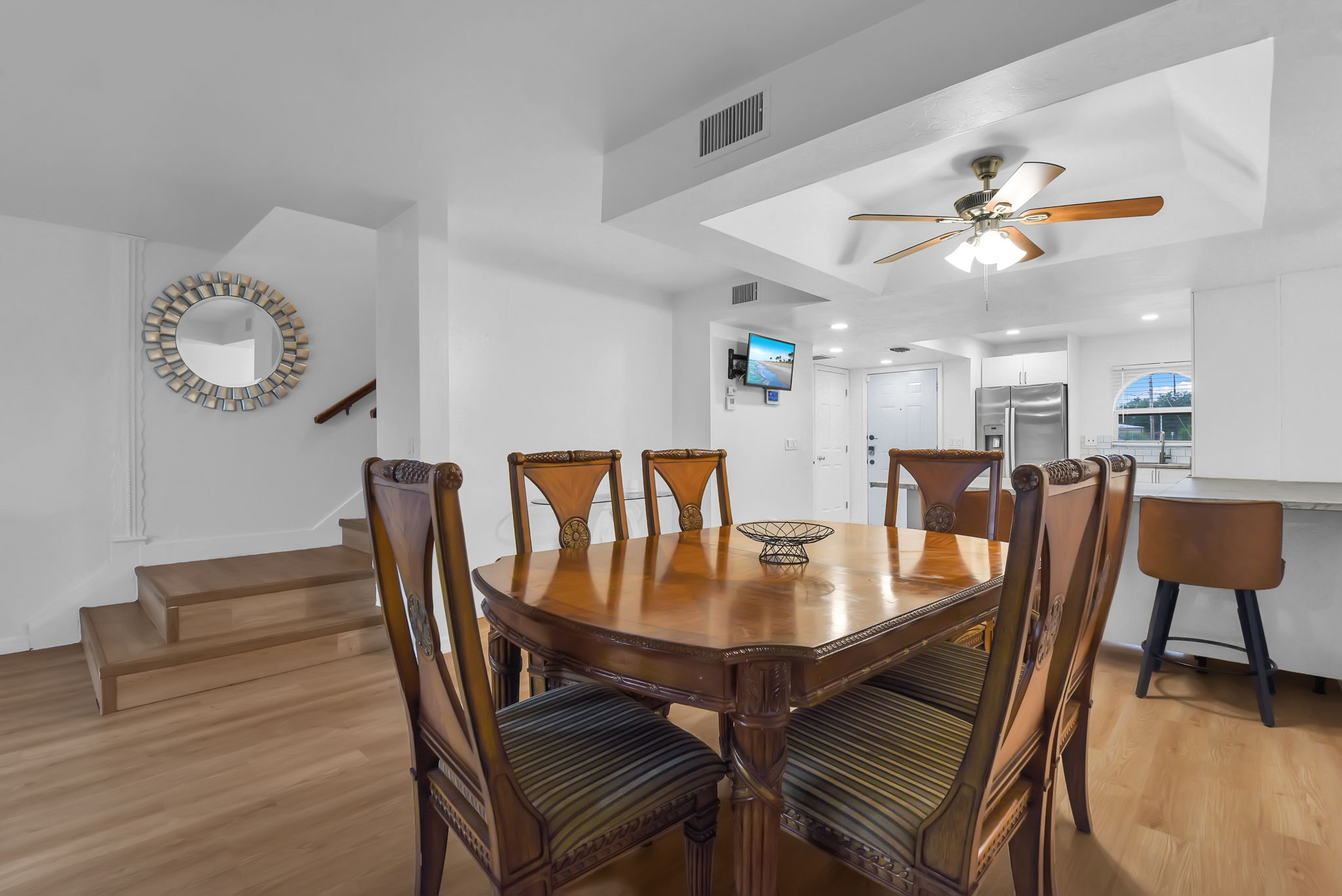 Dining Area & Breakfast Bar
