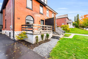 Front Porch/Entrance