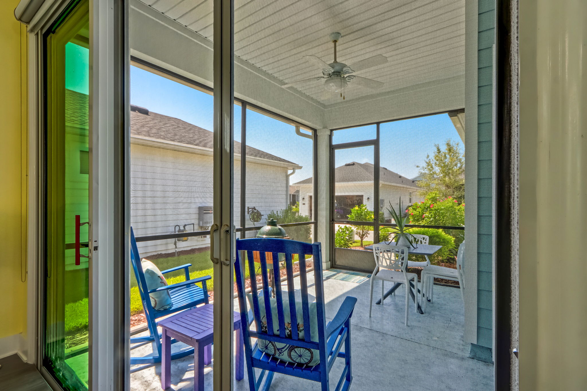 Lanai with retractable screens in slider