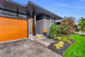 Front Porch/Entrance
