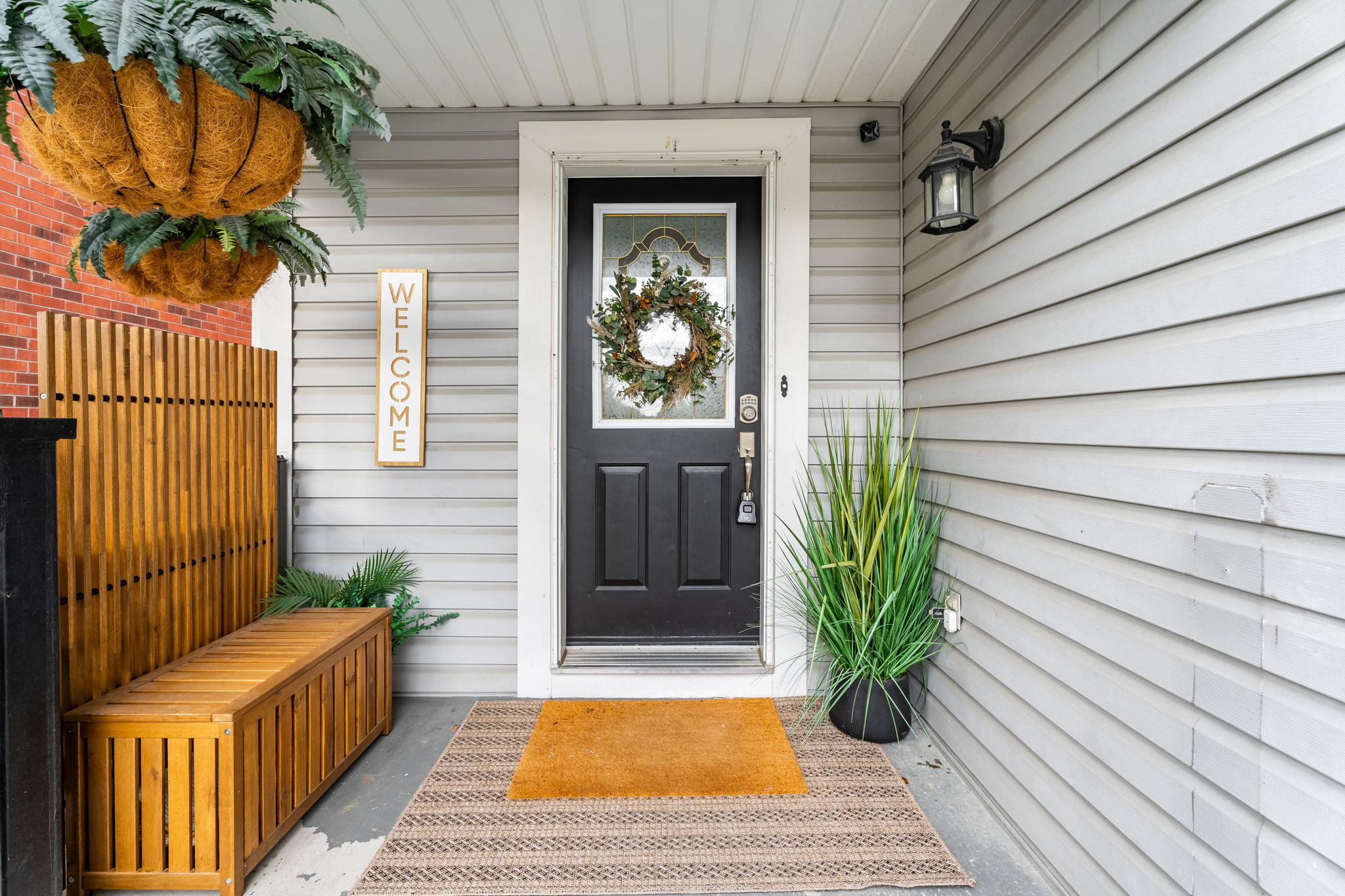 Front Porch/Entrance