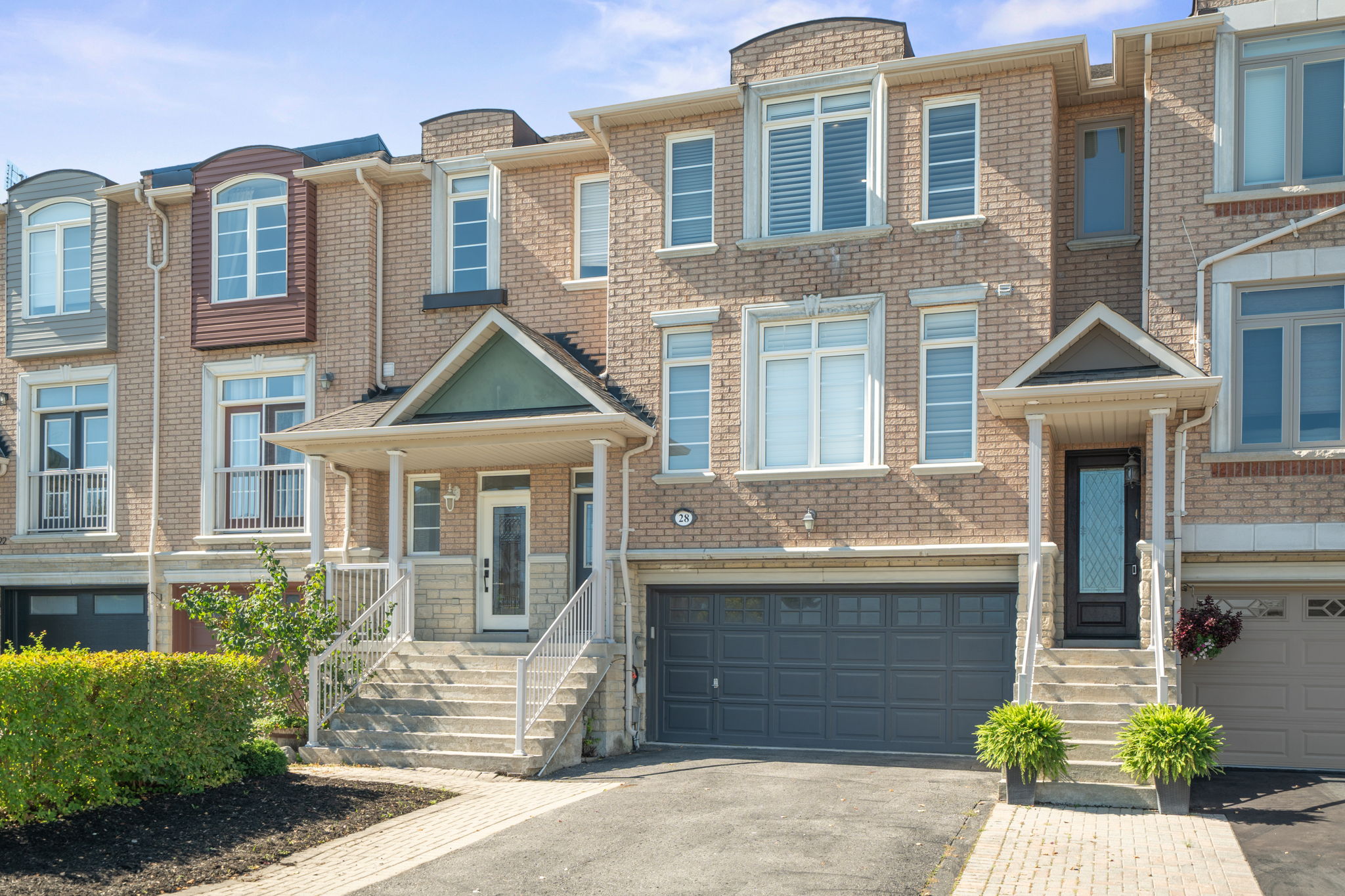 28 Mistywood Crescent Vaughan, ON L4J 9E6