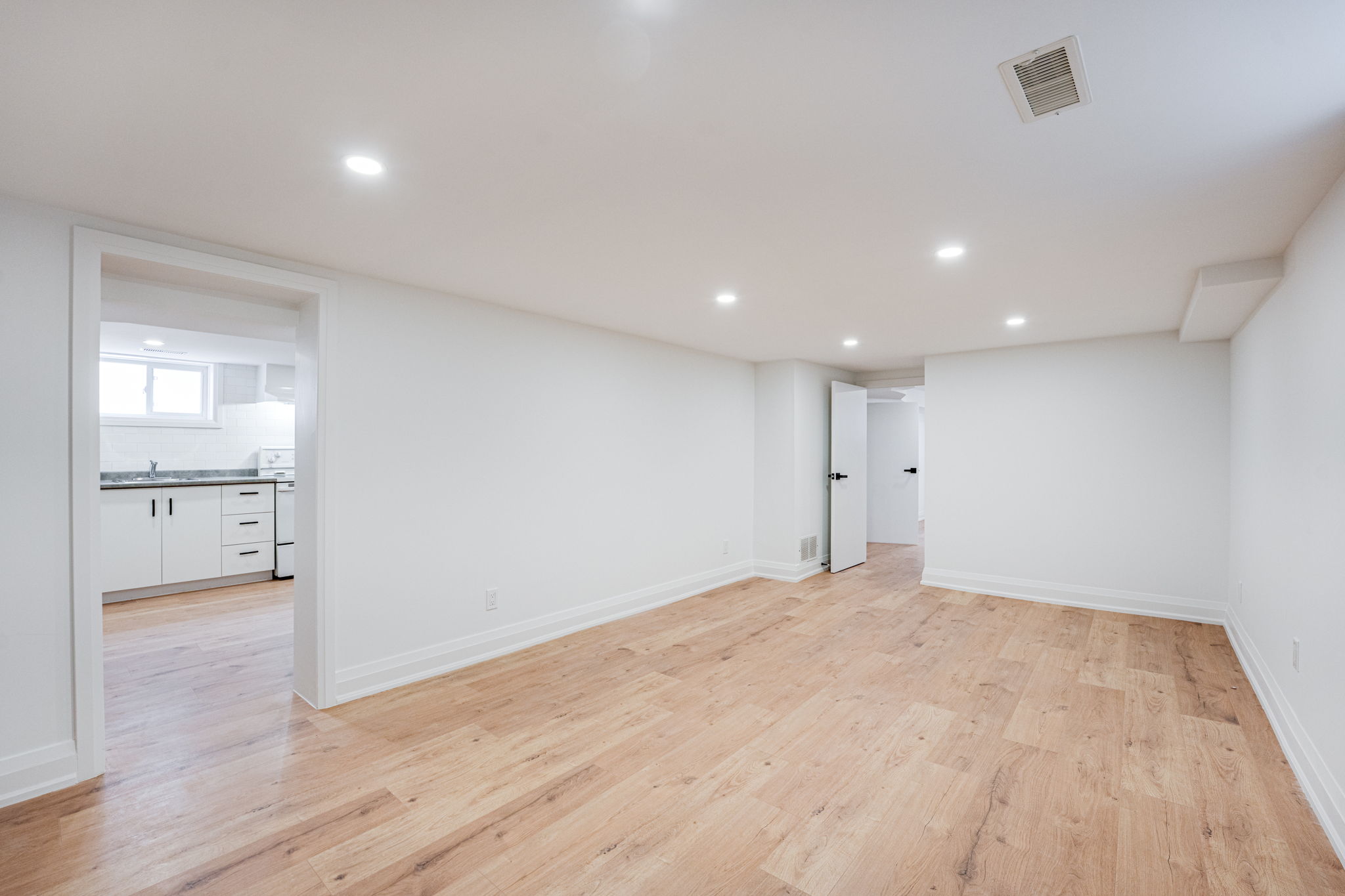 28 Prennan Ave Toronto, ON M9B 4B8