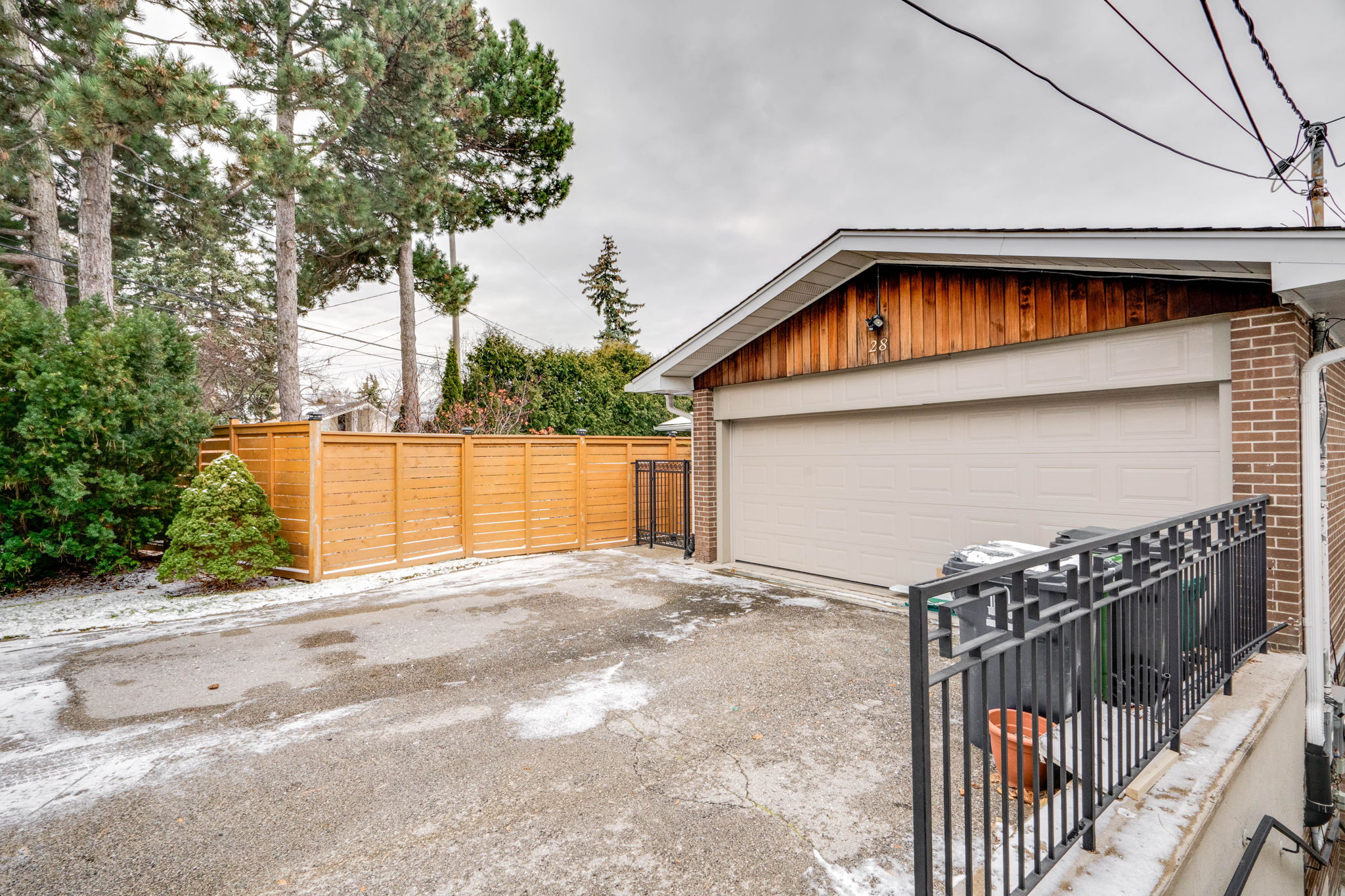 28 Purdon Dr Toronto, ON M3H 4X1