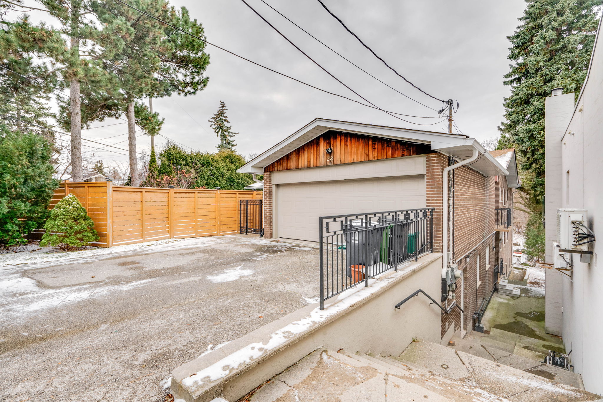 28 Purdon Dr Toronto, ON M3H 4X1