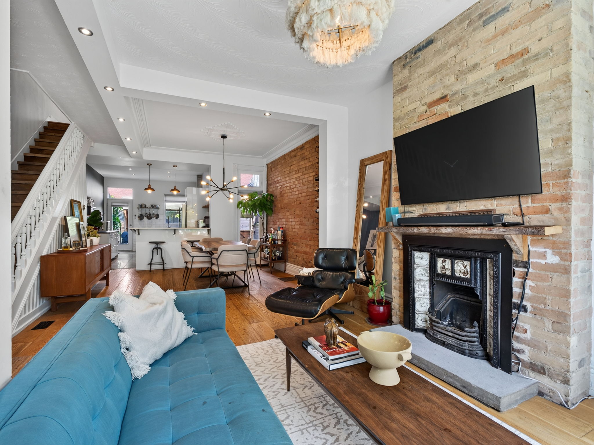 28 Robinson St Toronto, ON M6J 1L2