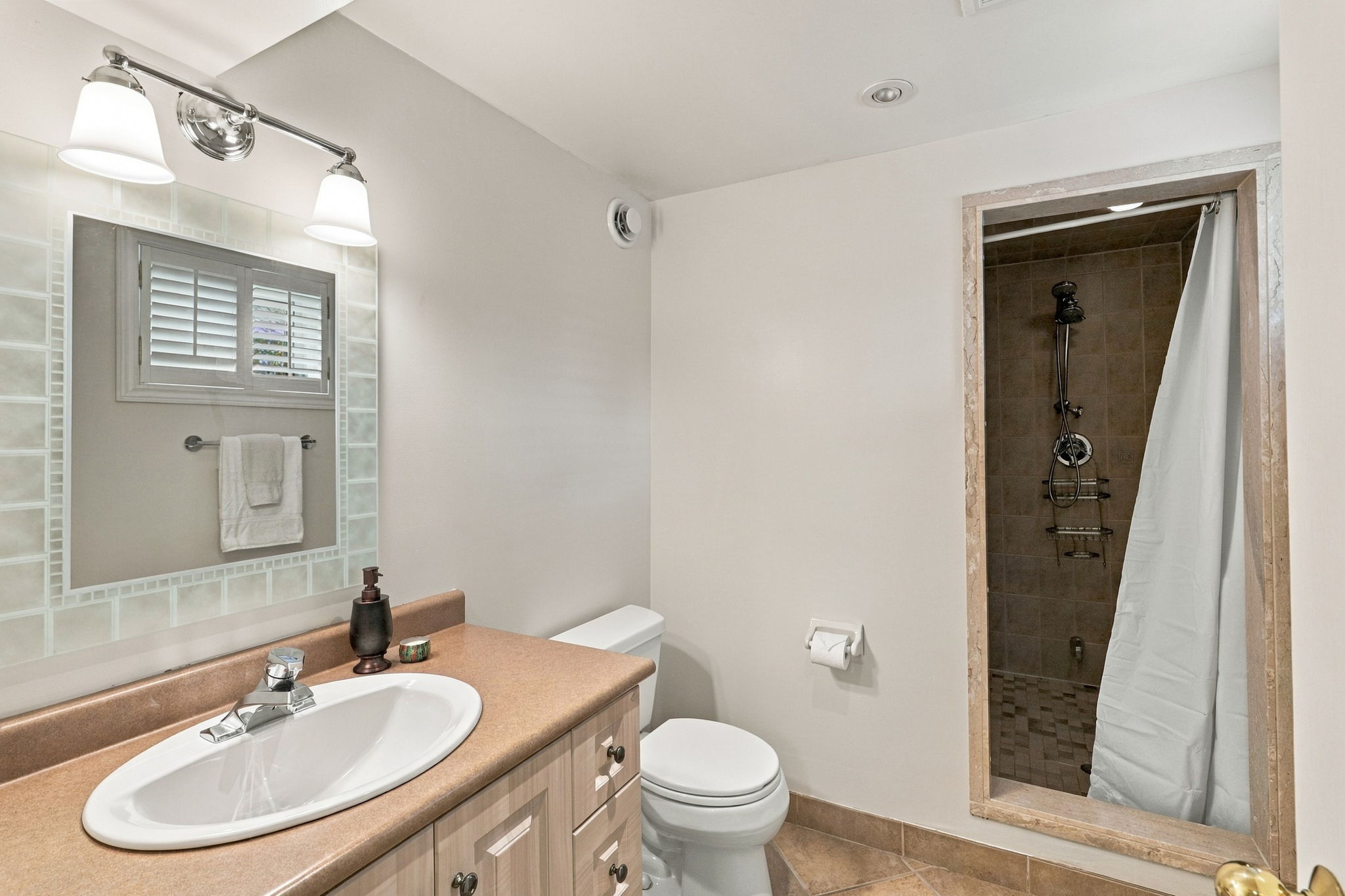 Toronto · Essential package — delivered property photograph 29