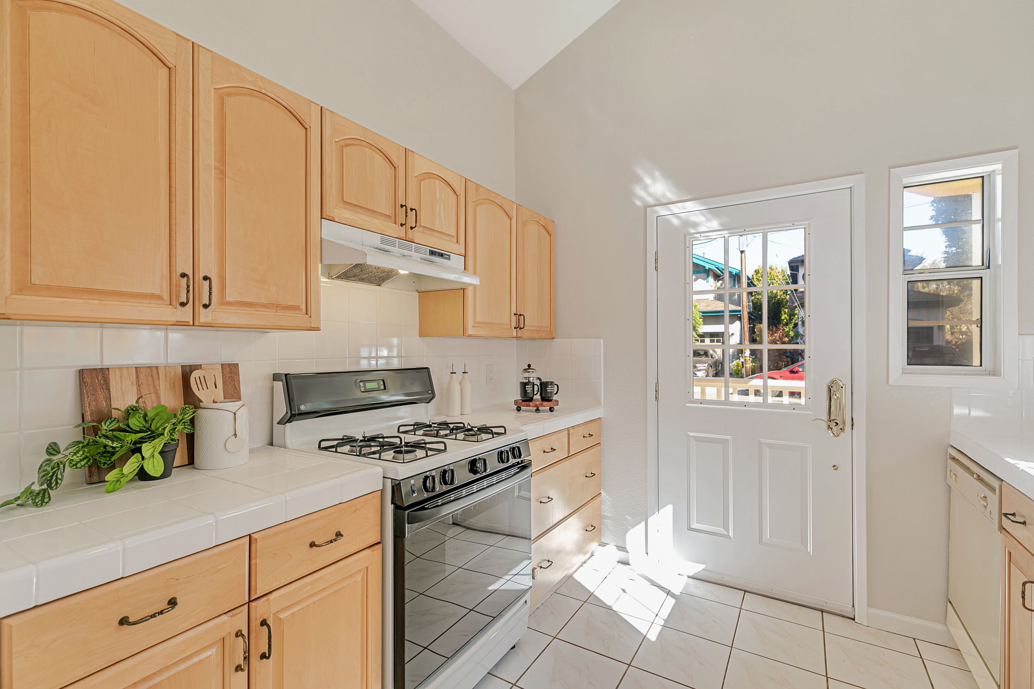 016_280 College Ave