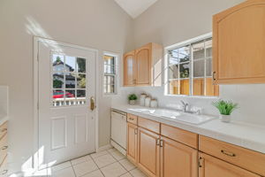 015_280 College Ave