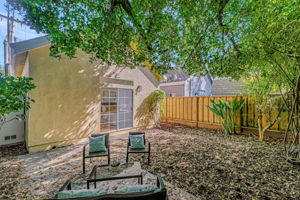 038_280 College Ave