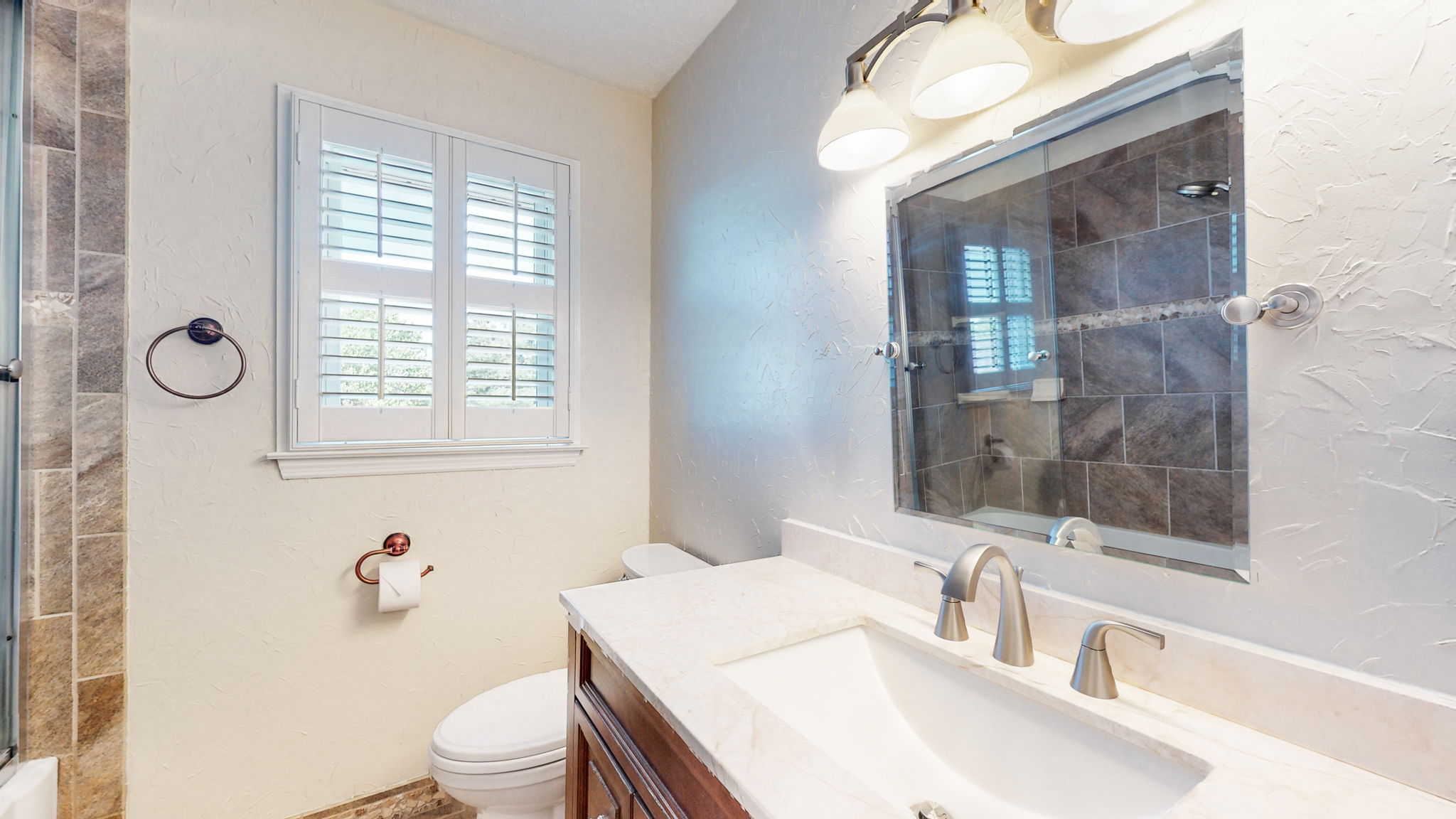 A lovely second full bath upstairs for your overnight guests.