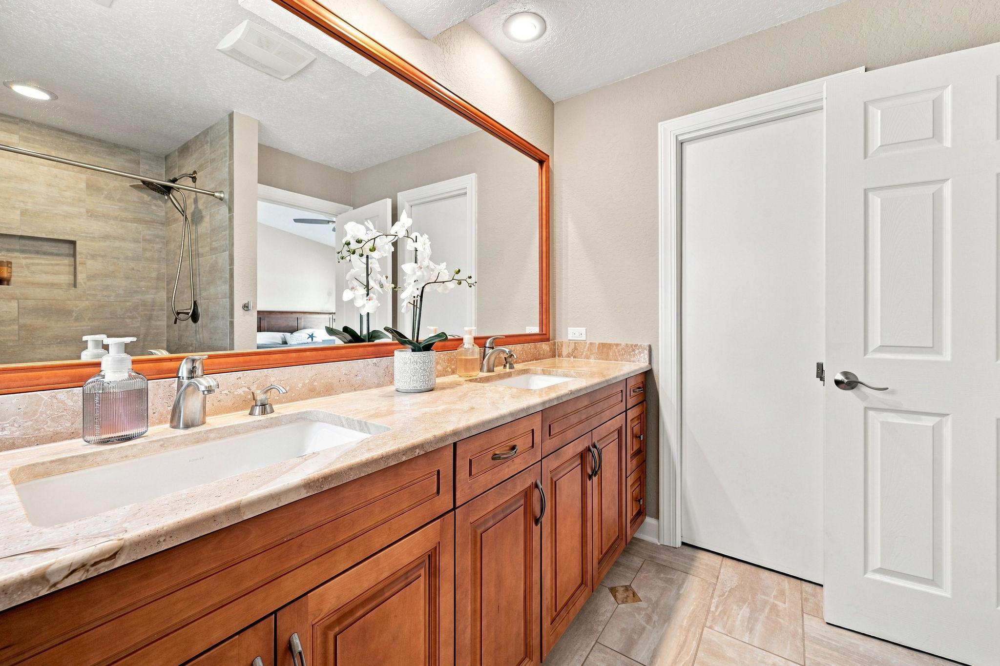 Primary Bathroom1c