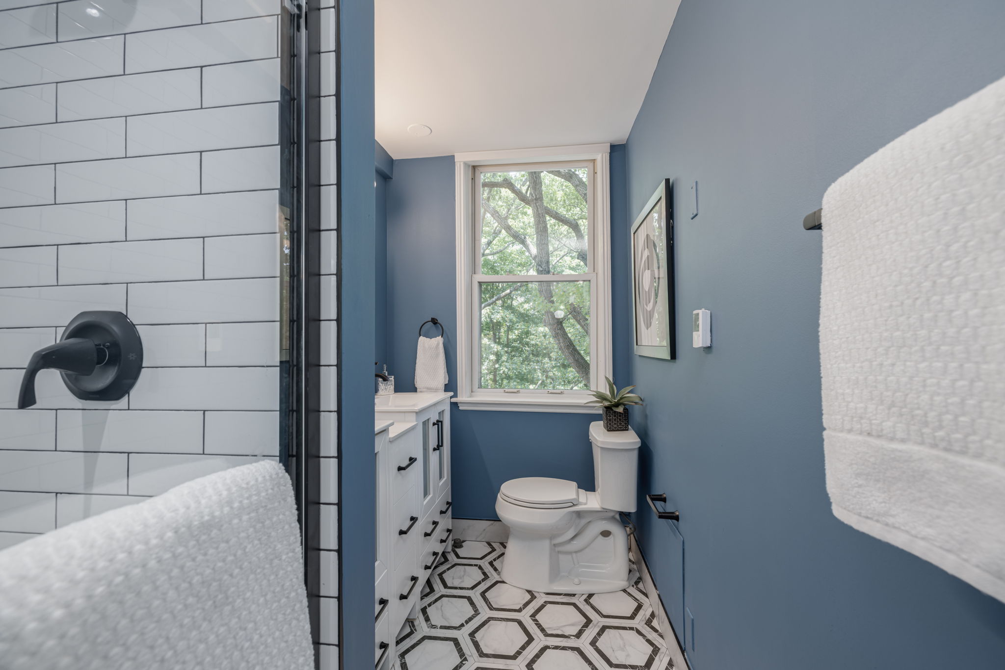 00031_15A6526_0613_27_0614_28_0615_29_0616_30_0617_31_0618AverageAnd1moreAnd1more_2801 Adams Mill Road 301 Washington, DC 20009