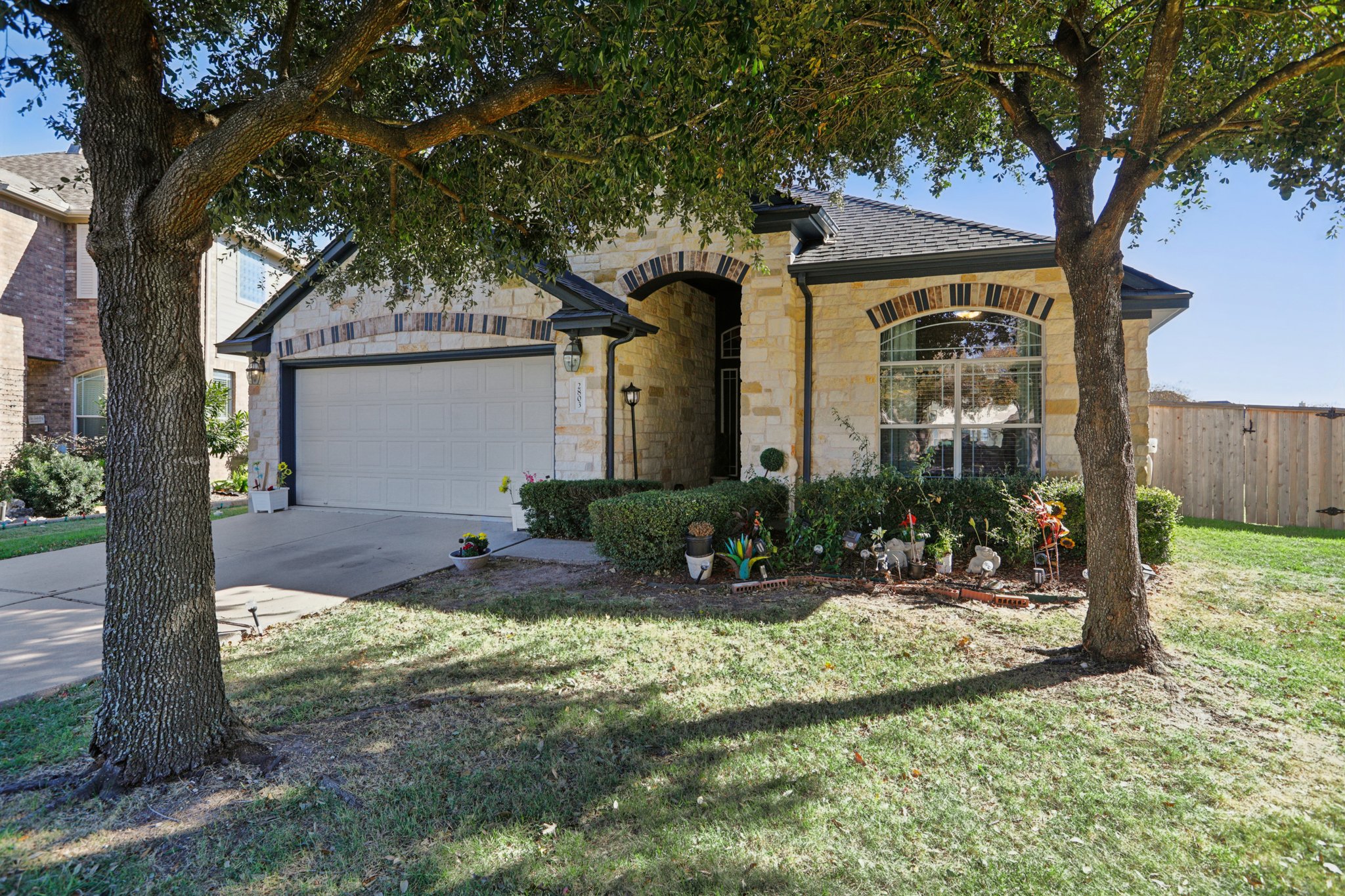 Angelina Dr-S1212-004.jpg