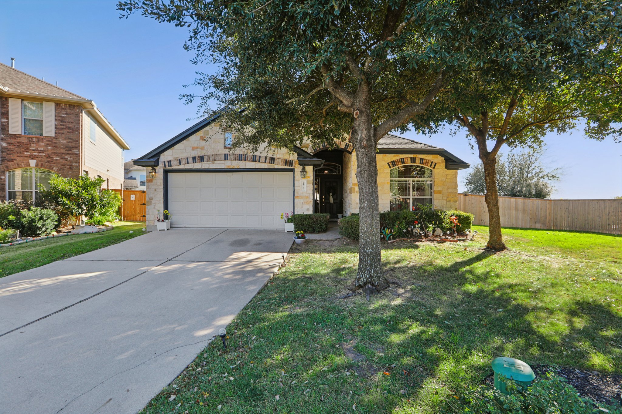 Angelina Dr-S1212-005.jpg