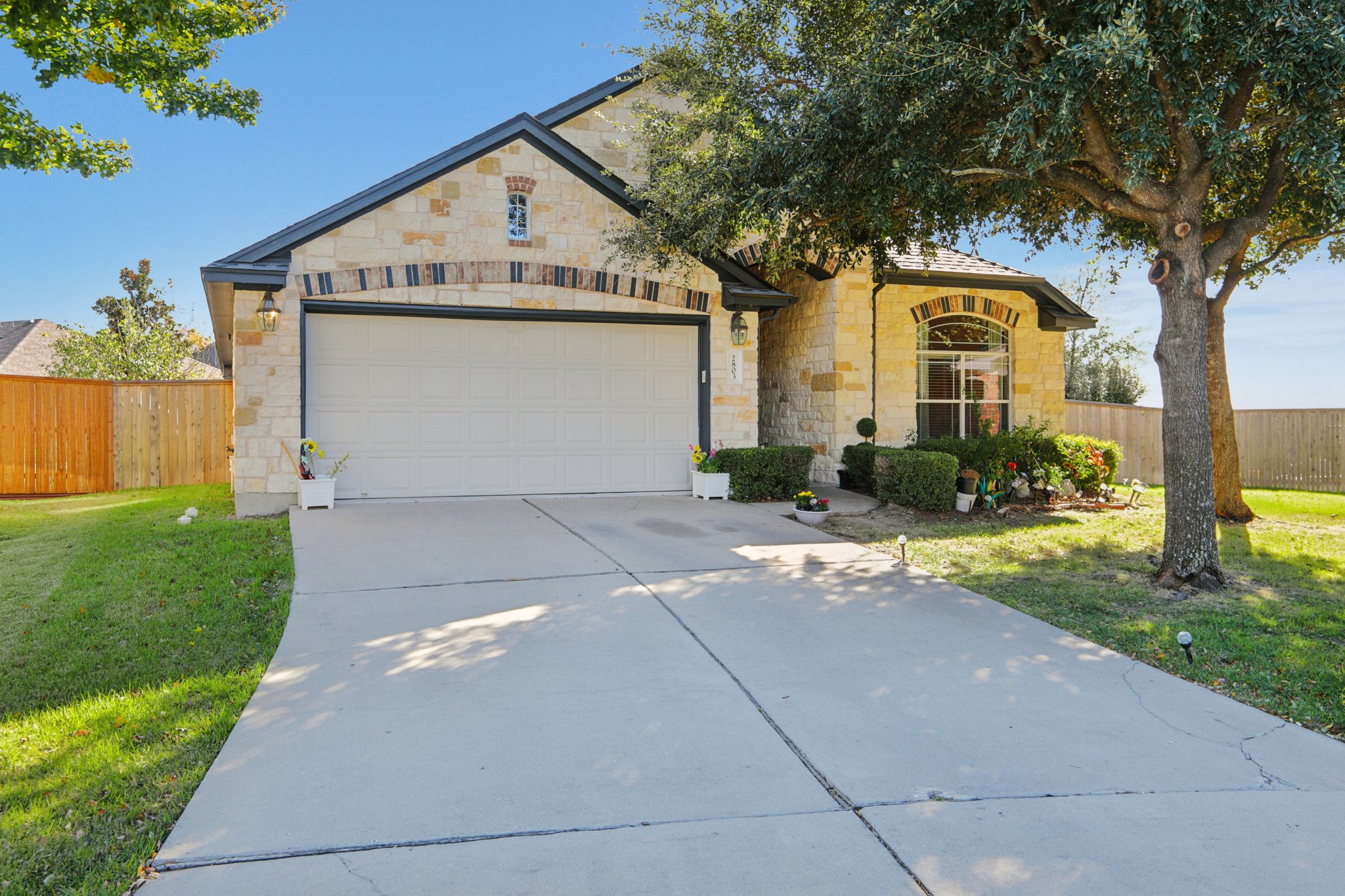 Angelina Dr-S1212-006.jpg