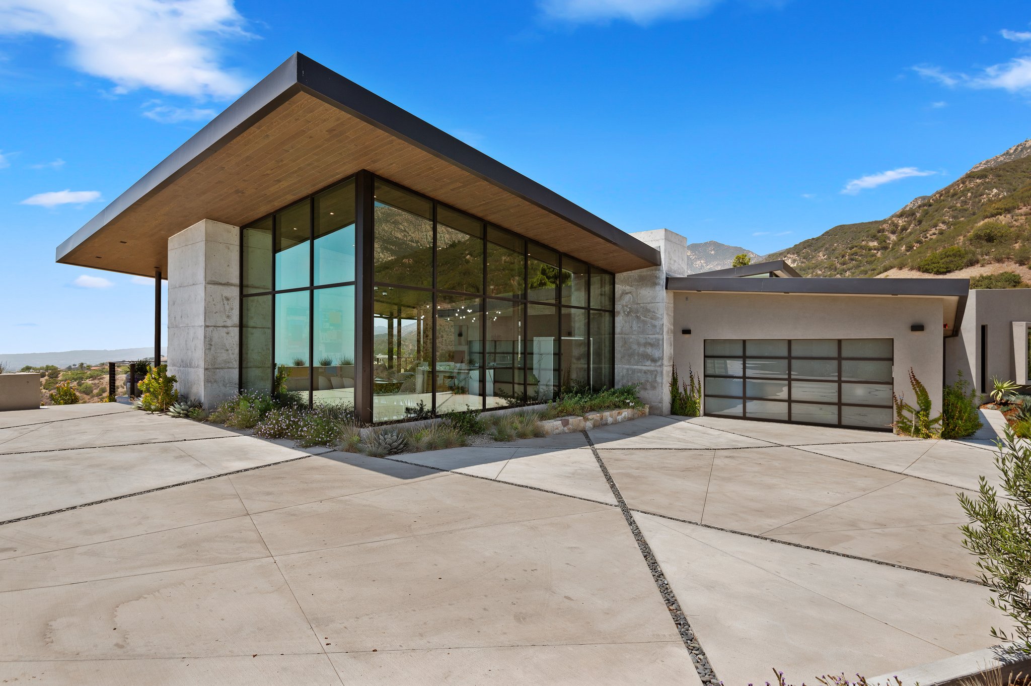 02 - Exterior View.jpg