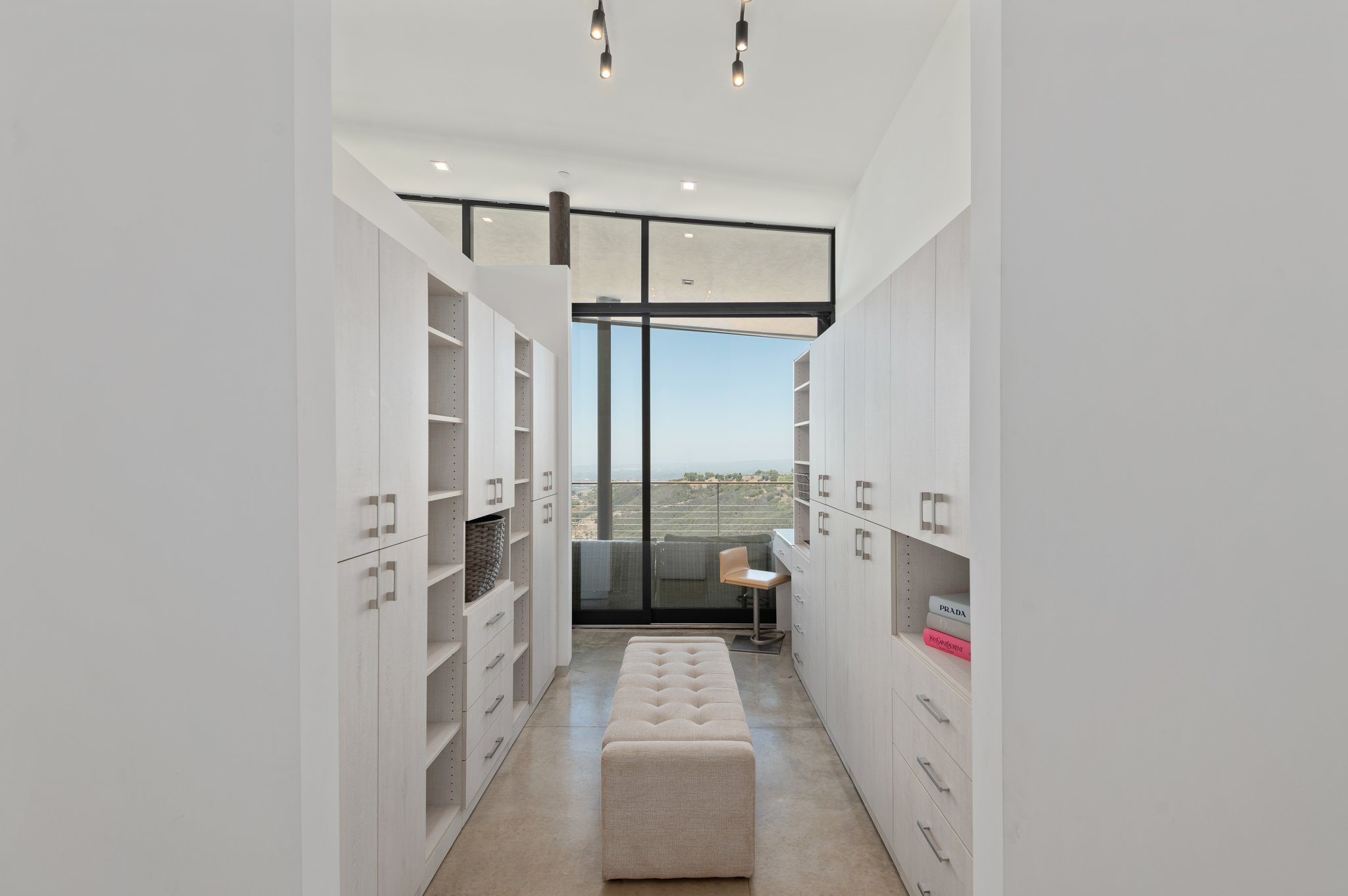 33 - Dressing Area.jpg