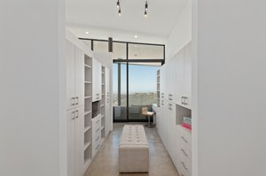 33 - Dressing Area.jpg