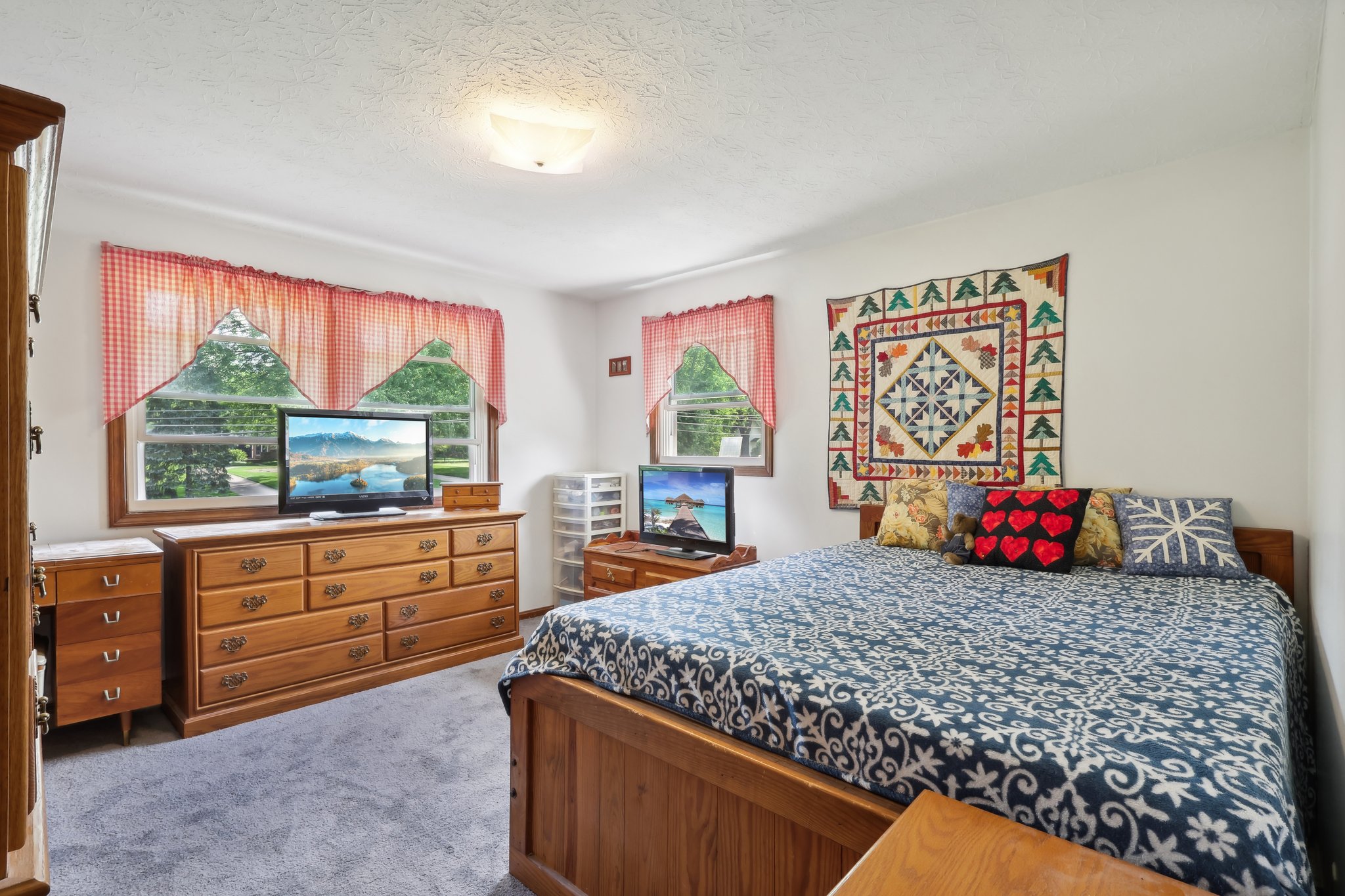 & 2811 Sweitzer Rd-019.jpg