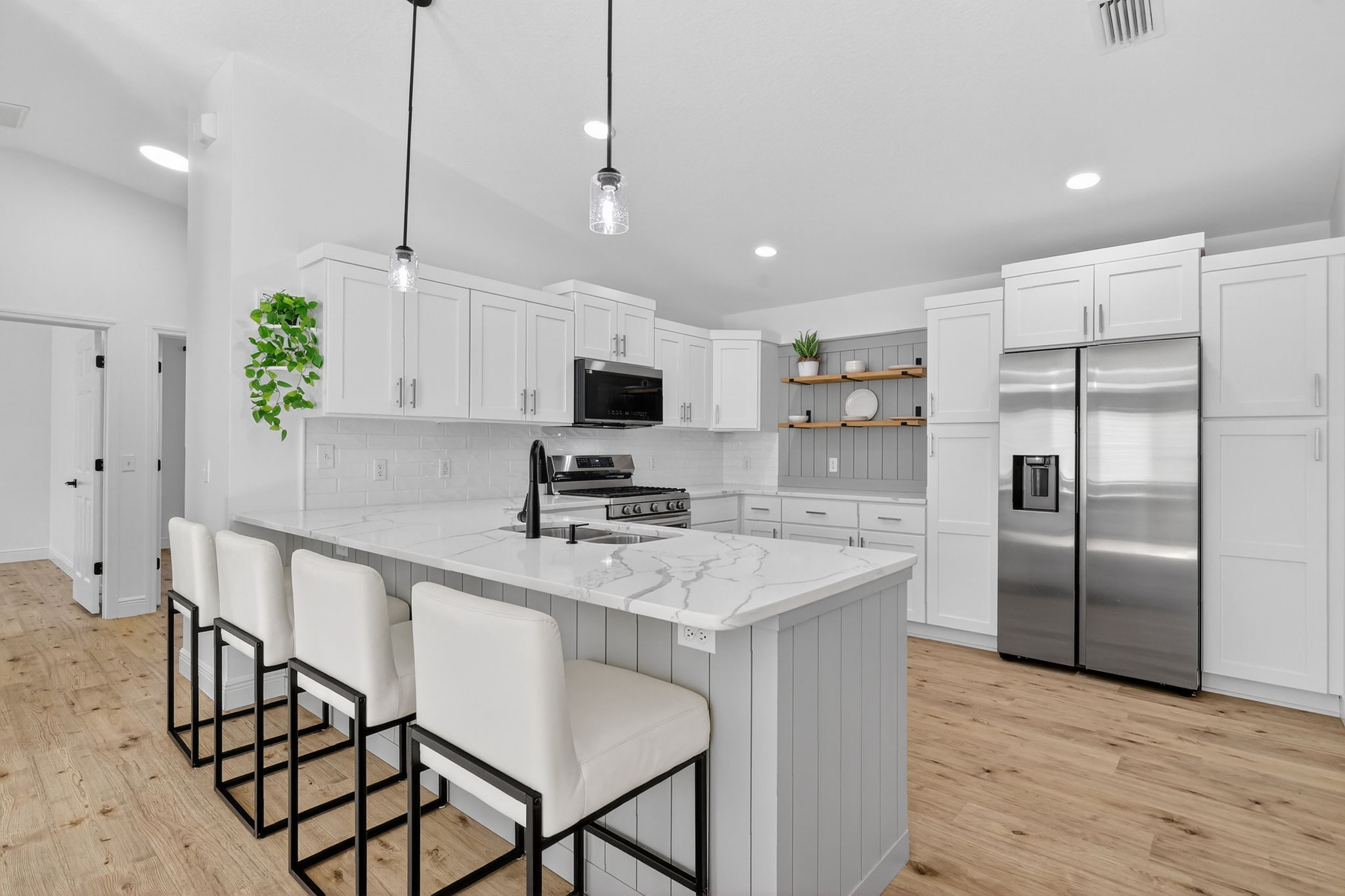Kitchen with Counter-Height Eat-In Bar