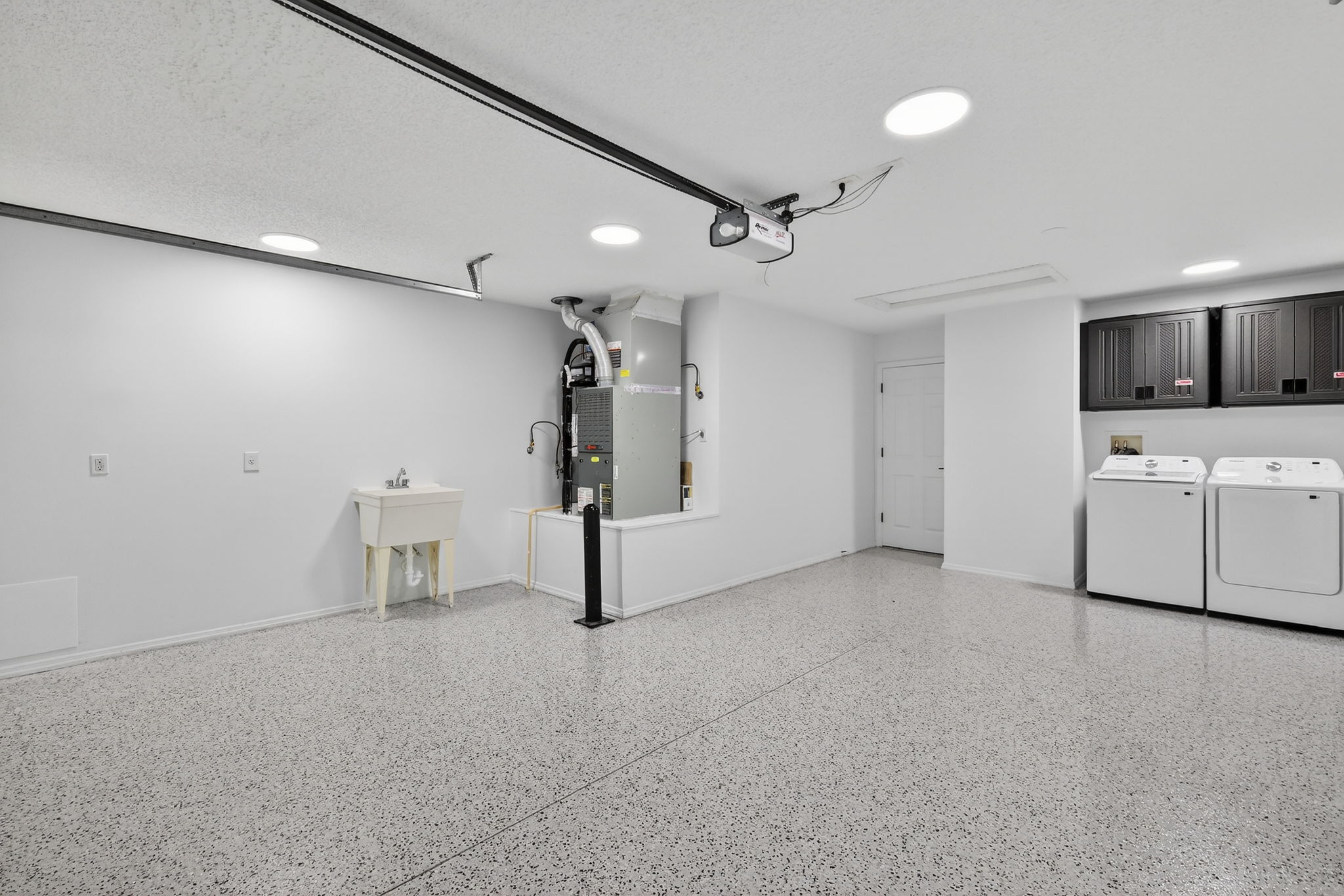 Epoxied 18'x22' Garage with Laundry