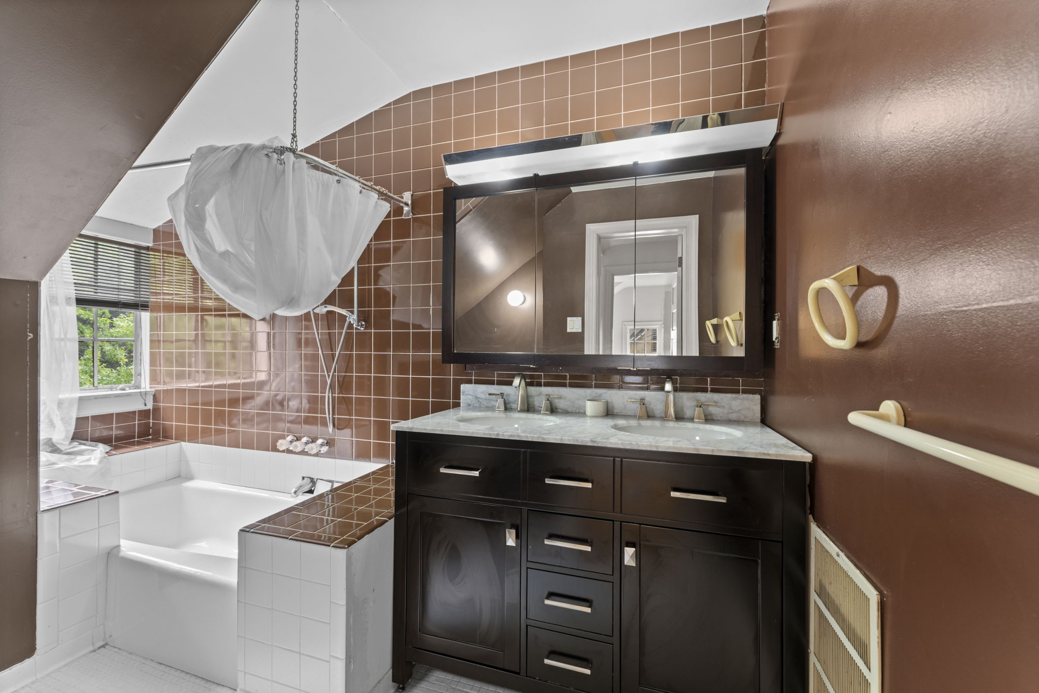 Full Bathroom - Upper Level 2