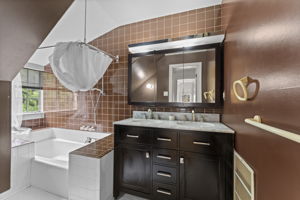 Full Bathroom - Upper Level 2