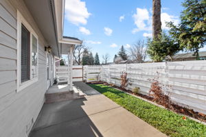 Front Porch/Entrance